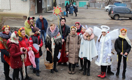 Гуртківці Будинку школярів водили Маланку по вулицях Троїцького