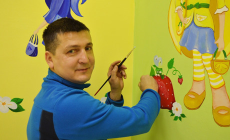 Художник-аматор Володимир Борисенко розмальовує ігрову кімнату у Корюківці. І хоче створити мурал 
