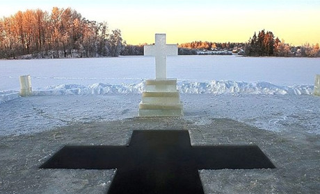 Як треба занурюватися на Хрещення. Поради від священнослужителя, “бувалого” та лікаря