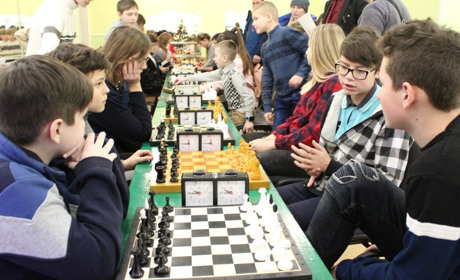 В Попасной провели командный чемпионат по шахматам для учащихся