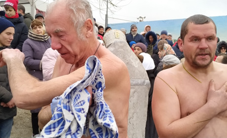 В Геническе прошли Крещенские купания. Фоторепортаж + видео