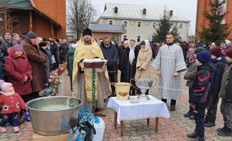 На Водохреще на Білопільщині святили воду і пірнали у водойми