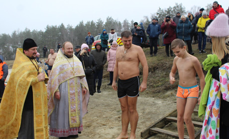 Освячення води та Йорданські купання в "Карловому". Фото 