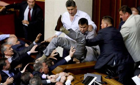 Что снова изменили в образовании, зачем депутатам высокие зарплаты и как те «достойно» себя ведут