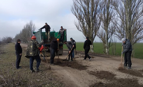 Фото дня: першопокровчани відремонтували дорогу власними силами