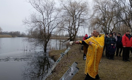 У Першопокровці пірнали в балку, прославляли Христа та освячували воду (фото)