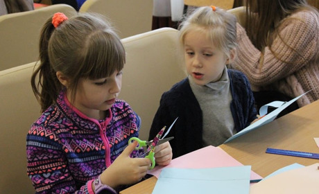 Троїцькі діти власноруч виготовили рухливі іграшки