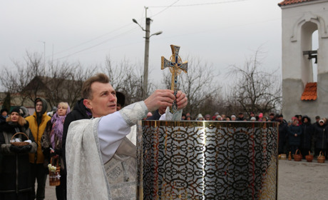 Водохреща у Старокостянтинові: хто пірнув у холодну воду