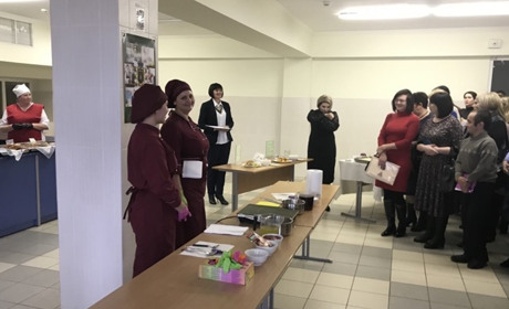 Рецепти кухаря Євгена Клопотенка для шкільного меню представили у Лужанах