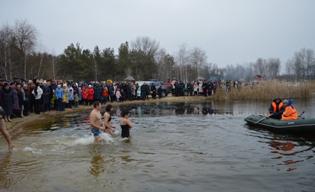 Переяславці почали пірнати в хрещенську купіль ще до її освячення (ФОТОРЕПОРТАЖ)