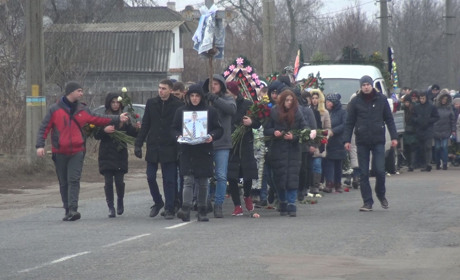 Дениса Лихна поховали на Підварському кладовищі. Поруч із могилами дідуся й бабусі