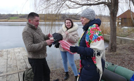 Бабичевські артисти влаштували на водоймі музичну програму та чаювання