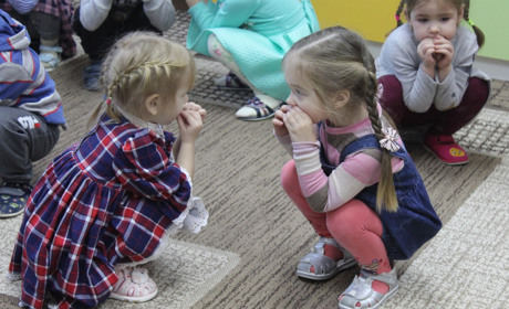 Чому важливо обіймати дітей розповідає троїцька психологиня із дитсадка “Теремок”