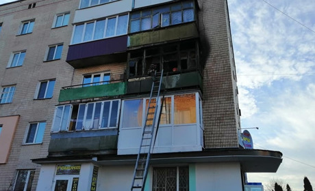 Пожежа у Старокостянтинові: 10 жителів будинку евакуювали 