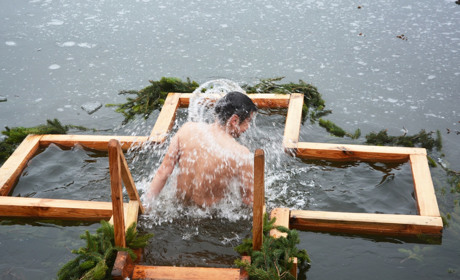 У кагарличанина Василя Бублика на Водохреще святили воду в копанці, занурювалися та грали на гармоні