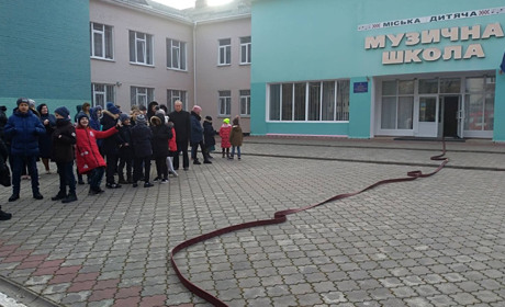 Вараські рятувальники провели у міській  дитячій музичній школі тактико-спеціальні навчання