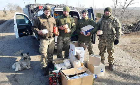 Гостинці з Кіцманщини волонтери знову відправили захисникам на Схід