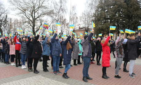 Урочиста хода, живий ланцюг та спільне виконання гімну — у місті відзначили День Соборності України
