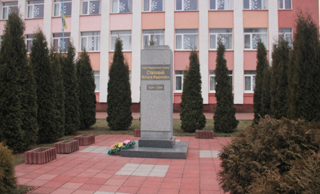 Куди поділося погруддя Миколи Степового з подвір’я Калинівської школи № 1
