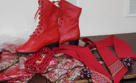 Червоні чоботи та шалі доповнили образи троїцьких співачок