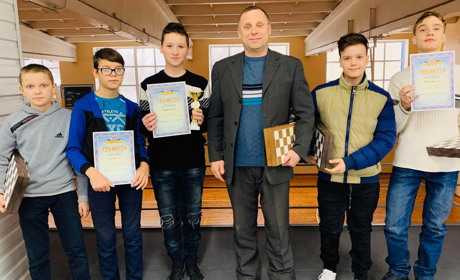 Преподаватель Попаснянской школы №21 рассказал о том, как он учит детей играть в шахматы
