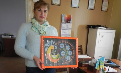 Всё свободное время жительница Стокопаней отдаёт вышивке