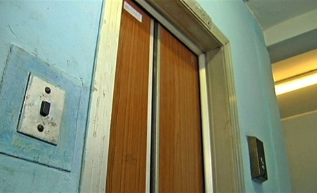 Викликала швидку з ліфта: диспетчерська служба не відреагувала на аварії в кількох ОСББ Лозової