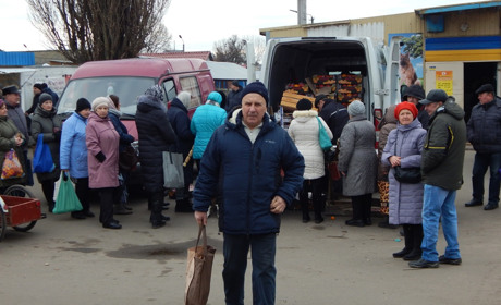 За солодощами сумнівної якості стояла черга. Як торгувалося на традиційному базарі?