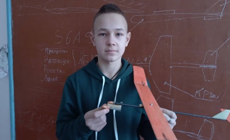 14-летний конструктор из Торецка мечтает строить настоящие ракеты, а пока моделирует планеры  