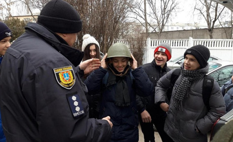 В Измаильском отделе полиции дети примеряли каски и бронежилеты