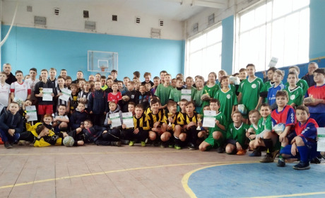 У футбол грають і дівчата.  В Мені стартували традиційні змагання «Вуличної ліги»
