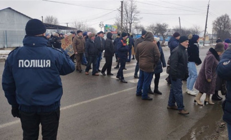 Персонал Старокостянтинівської ЦРЛ вийшов на мирну акцію протесту 
