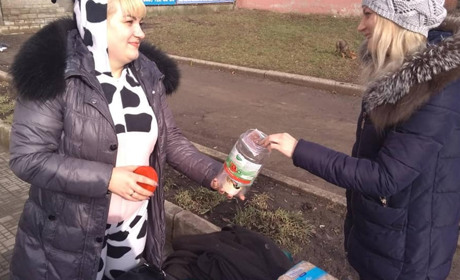Акція добра: лозівчанки в кумедних костюмах зібрали їжу та гроші чотирилапим  