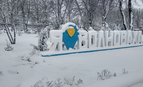 У Волновасі пройшов перший в цьому році суттевий снігопад: фоторепортаж