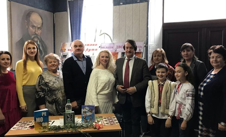 Книги і спогади про родину Івасюків: душевний захід відбувся у Кіцманській бібліотеці