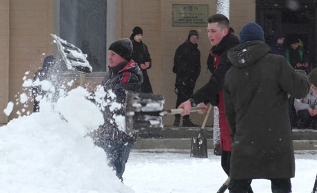  Торецк засыпало снегом. Как коммунальные службы города противостоят стихии
