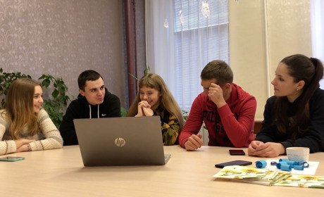 Челендж: конотопські школярі та студенти вгадують відомих вчених за фото