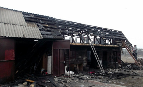 У Володимирці рятувальники гасили пожежу у господарчій споруді та врятували житловий будинок