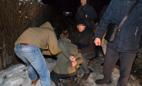У Калуші СБУ затримала злочинну групу на вимаганні 50 тисяч у місцевого чоловіка
