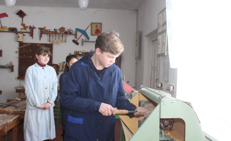 На уроках праці арапівські учні займаються столярними роботами