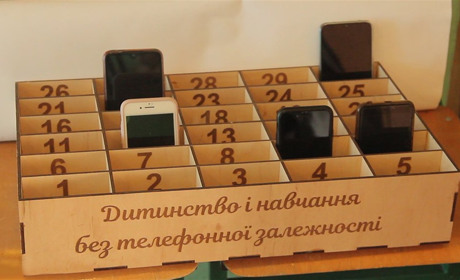 Допомагають чи заважають? Як у менських школах ставляться до смартфонів на уроках
