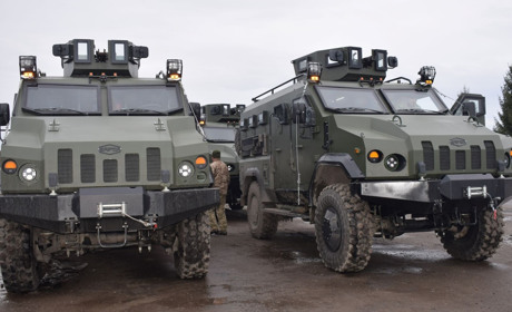 Бронеавтомобілі «Варта» передали військовим на передовій