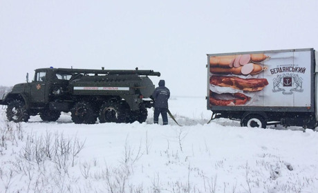 У Гуляйпільському районі у сніговій пастці застрягло близько 50 автомобілів