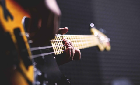 🎸 Три години релаксу та шампанське: у Конотопі влаштують вечір живої музики. Де та коли