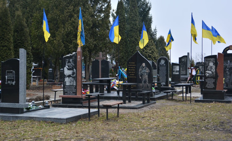 Над могилами уманчан-захисників України встановлено державні прапори