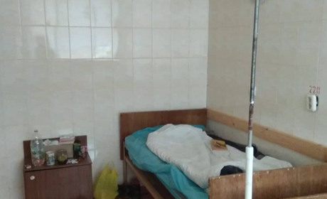 Інфекційне відділення южноукраїнської лікарні перетворили на притулок для безхатьченків