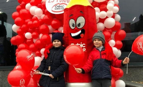 Понад 500 відвідувачів у перший день роботи: «Офіс Центр» відкрив супермаркет канцтоварів 