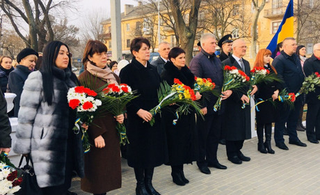 А сотню вже зустріли небеса... Летіли легко, хоч Майдан ридав... 
