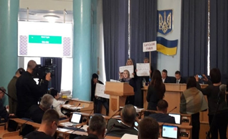 Барські активісти їздили на сесію Вінницької облради шукати допомоги для лікарні 