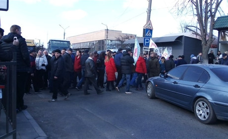 В Первомайську перекривали трасу: вимагали ремонту доріг